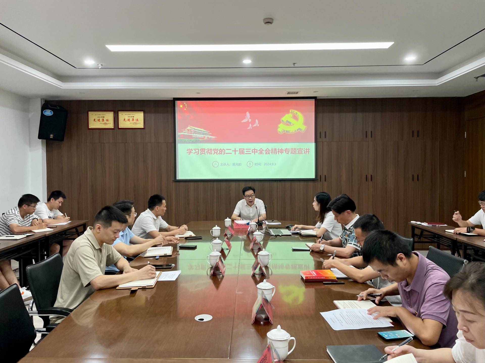 市交投集團領導深入市交投物流集團市交投勘察設計公司開展聯(lián)系點工作，葉嵐清拍攝1.jpg